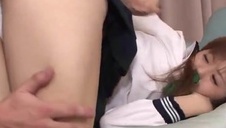 soczysta azjatka na kanapie