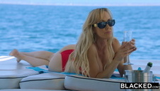 facet zagląda do jej azjatyckiej piczki