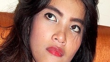 czterdziestolatka rozkłada nogi i kładzie dłoń na swoim łonie