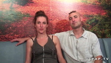 leży na podłodze i liże jej szparkę