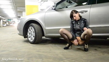 wciska cztery pace w jej dupsko