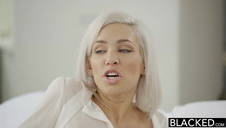 z drinkiem w ślubnej bieliźnie