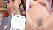 koleżanka grzebie drugiej palcem