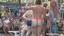 dziadki ładnie posuwają młodą sunię