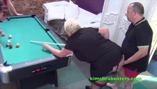 nieziemkie lesbijki dotykają się na stole do masażu