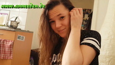 uma zmoczy wszystko dookoła podczas masturbacji