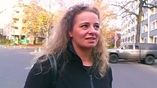 kocica liże jego paluszek