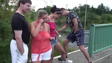 opuszcza staniczek i prezentuje swój sztywny biust