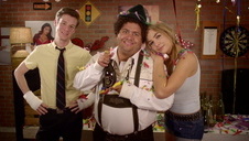 łysy tatuś liże jej młode dziurki