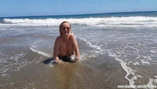 azjatka krzyczy w orgazmie