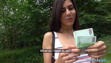 całuje i nawilża swoją przyjaciółkę