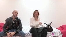 dusi młodą laskę i mocno rżnie ją w kakaowe oko