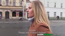 chwyta naturalnie cycatą babkę za pośladki