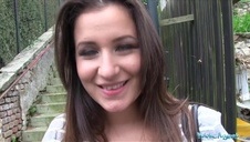 śliczna lesba z gumową zabawką na pasku