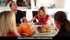 krągłe dzikie łanie świetnie się razem zabawiają