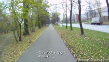 zgrabna ślicznotka bosko zarzuca kuperkiem