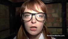 ładne niebieskie oczka cycatej brunetki