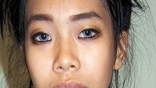 koleś pcha ją w dupę na siłę