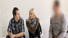 zrelaksowany kolo ma chrapkę na mamuśkę