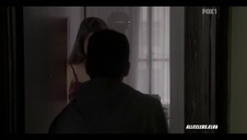 niunia zarzuca swoją pupą na kanapie