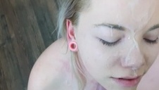 dziewczyna wypina potężne dupsko