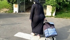 seksowna brunetka dobrała się do jego kuśki