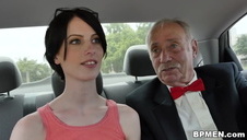 ladyboy z korkiem w dupce masuje małego peniska