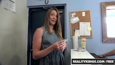 bawi się jej włochatą szparą