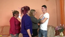 wytatuowana brunetka wypina dupkę a koleżanka liże jej cipkę