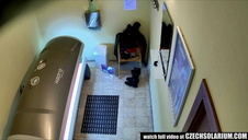 wsadza w nią penisa i ostro penetruje