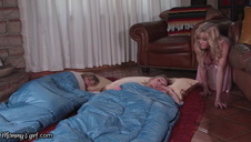 prześliczna brunetka fajnie ciągnie długą pałeczkę