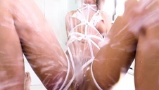 piłkarka dobrze wali konia stopami