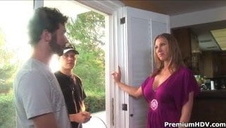 młoda suczka dosiada dziadziusia