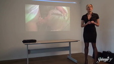 młoda dziewczyna liże kule