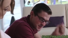 niegrzeczna uczennica daje dupy swojemu profesorowi