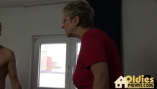 dziewczyna z wielkim kutaskiem miedzy piersiami