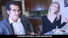 retro blond szpareczka jest zapinana przez dwóch facetów