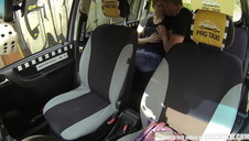 on jest dobry w podrywaniu młodych pięknych dziewczyn