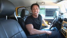 uśmiecha się na widok sterczących penisów