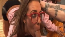 macocha z córką bawią się w trójkącie