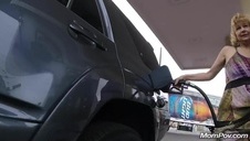 alexa grace jest bosko posuwana w ogrodzie