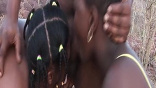 trójkąt z dwiema uroczymi pannami