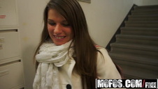 sexi brunetka robi sobie palcówkę