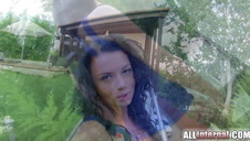 posuwa ją w dupę na łyżeczkę