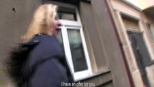 possała mu na kanapie