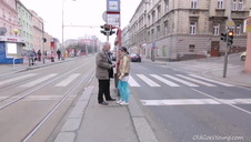 brunetka nie wstydzi się pokazywać swojego ciałka