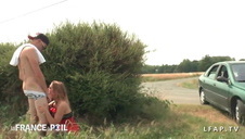 młoda brunetka masturbuje się na kanapie