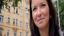 sexowna blondyna w czarnej bieliźnie