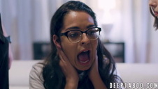 gorąca laska przed seksem masuje delikatnie swą picz