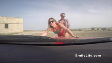 chuda laska w kitkach lubi być posuwana